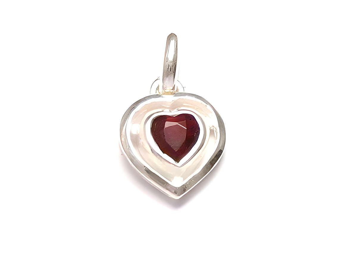 Silber Herz Anhänger mit Granat, Hersteller Juwelier Harnisch, der oval geschliffene Granat ist in eine herzförmige Fassung eingearbeitet und strahlt Eleganz und Liebe aus.