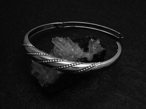 39060-0 Armreifen retro 8 mm aus 925 Sterling Silber rhodiniert, 18 cm, mit eleganten Wellenmustern. Hersteller Juwelier Harnisch, stilvoll auf schwarzem Hintergrund präsentiert.