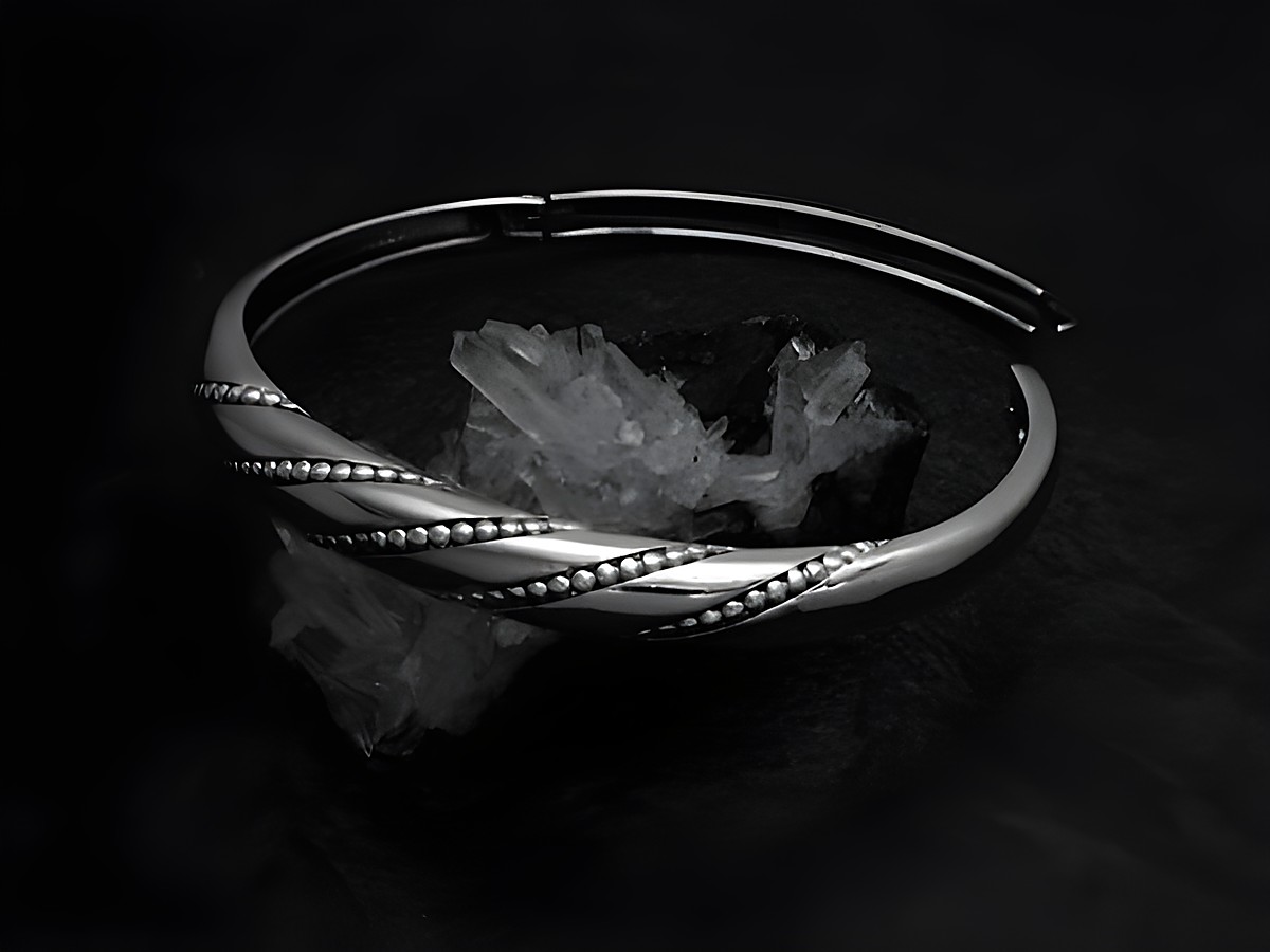 Armreifen retro 8 mm aus 925 Sterling Silber rhodiniert, 18 cm, mit eleganten Wellenmustern. Hersteller Juwelier Harnisch, stilvoll auf schwarzem Hintergrund präsentiert.