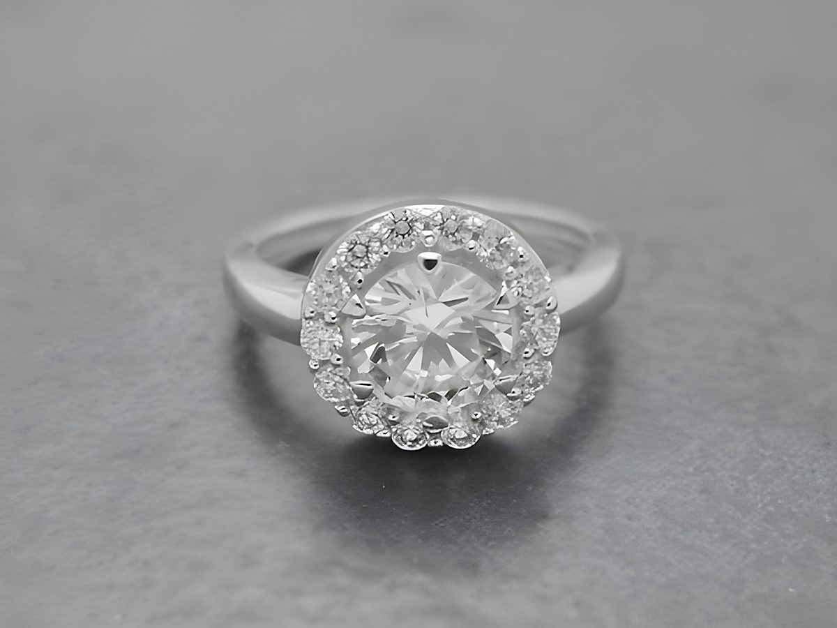 Ring Kreis der Hoffnung aus Sterling Silber rhodiniert mit Zirkonia in Größe 56 von Juwelier Harnisch, elegantes Design mit funkelndem Mittelpunkt und umliegenden Steinen.