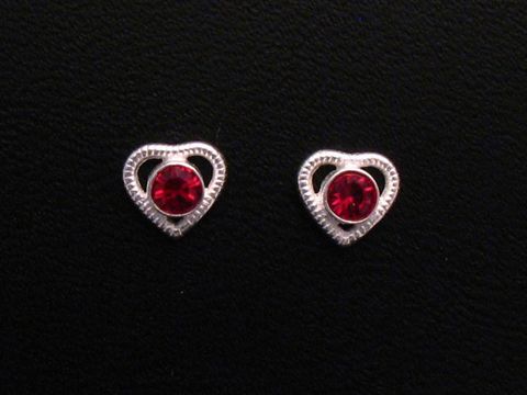 Ohrringe in Herzform aus Sterling Silber mit rotem Zirkonia, Hersteller: Juwelier Harnisch, ideal für Kinder. Perfekte Geschenkidee für kleine Mädchen.