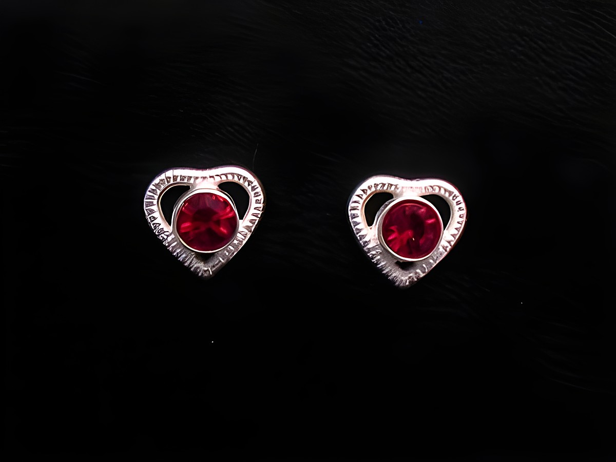 Ohrringe in Herzform aus Sterling Silber mit rotem Zirkonia, Hersteller: Juwelier Harnisch, ideal für Kinder. Perfekte Geschenkidee für kleine Mädchen.