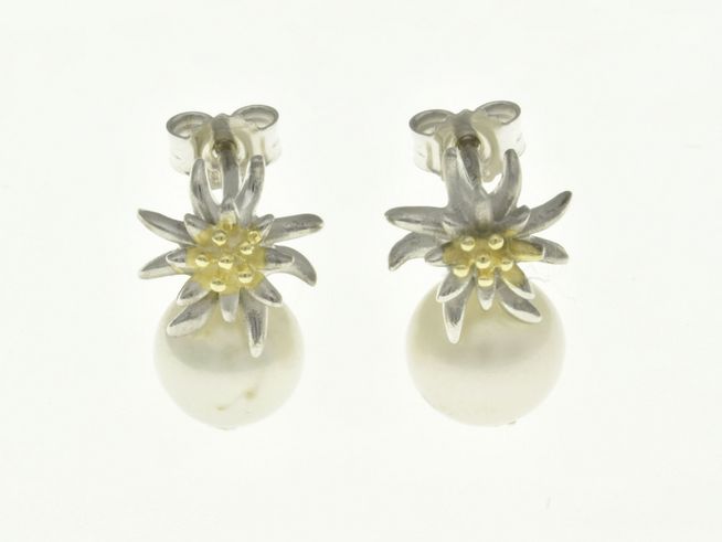 Edelweiß Süßwasserperle Ohrstecker in Sterling Silber Bicolor rhodiniert, kombiniert mit zarten Blütenmotiven, edel und aus der Kollektion von Juwelier Harnisch. Perlen Ohrringe.