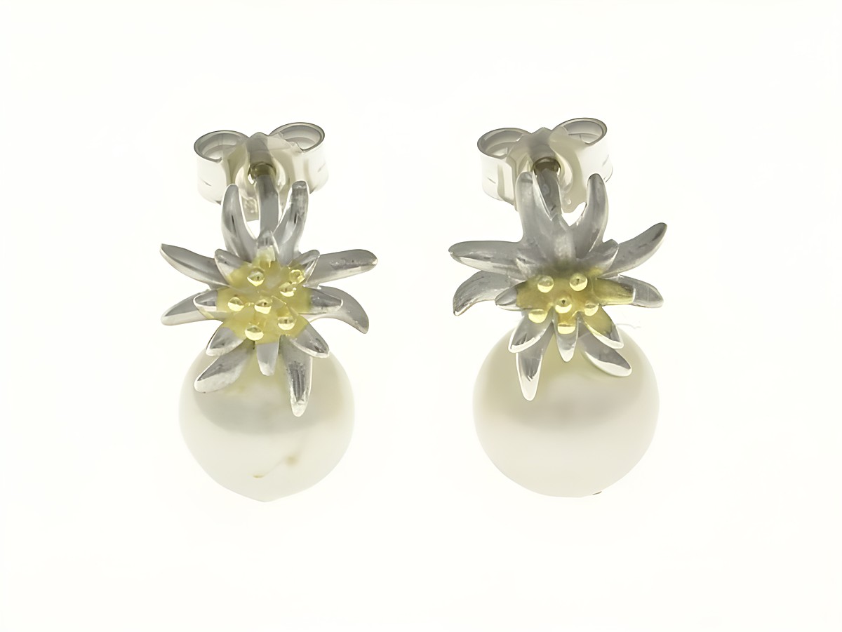 Edelweiß Süßwasserperle Ohrstecker in Sterling Silber Bicolor rhodiniert, kombiniert mit zarten Blütenmotiven, edel und aus der Kollektion von Juwelier Harnisch. Perlen Ohrringe.