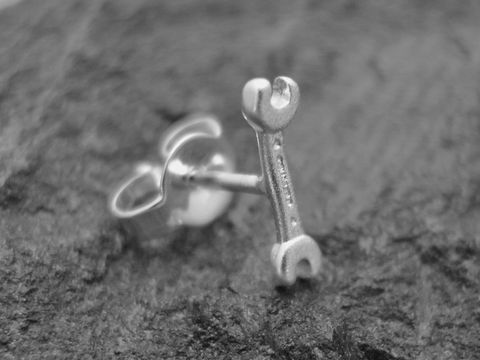 Schraubenschlüssel als Ohrstecker aus Sterling Silber von Juwelier Harnisch, Einzelstück, kreatives Design für Handwerk- und Werkzeugliebhaber.