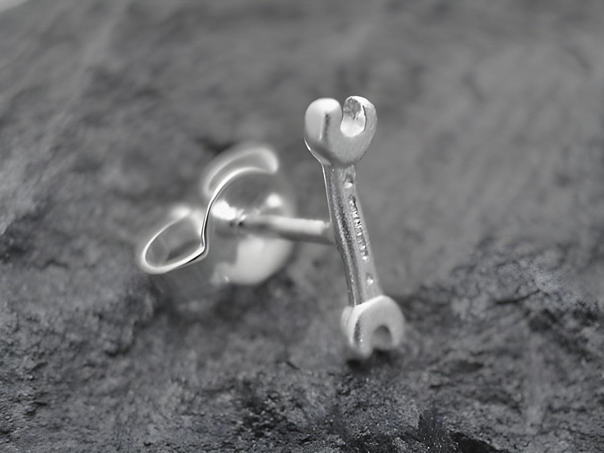 Schraubenschlüssel als Ohrstecker aus Sterling Silber von Juwelier Harnisch, Einzelstück, kreatives Design für Handwerk- und Werkzeugliebhaber.