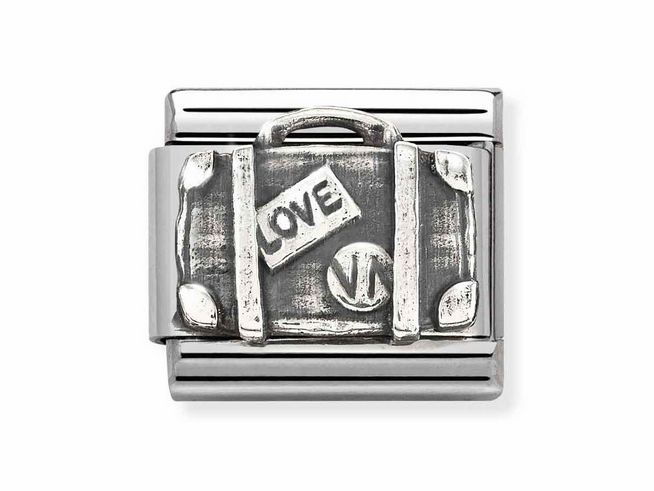 433010162-0 Eine oxidierte Edelstahl-Symbolplatte von Nomination zeigt einen Koffer mit der Aufschrift LOVE, von einem silbernen Rahmen umgeben, ideal für eine kreative Schmuckkollaboration.