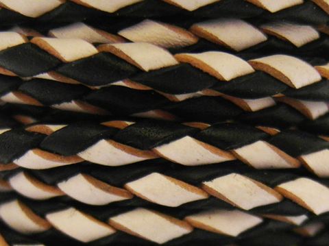 Geflochtenes Lederband in Schwarz und Weiß mit einer Breite von 3 mm und einer Länge von 18 cm, ausgestattet mit einem silbernen Karabiner von Juwelier Harnisch.