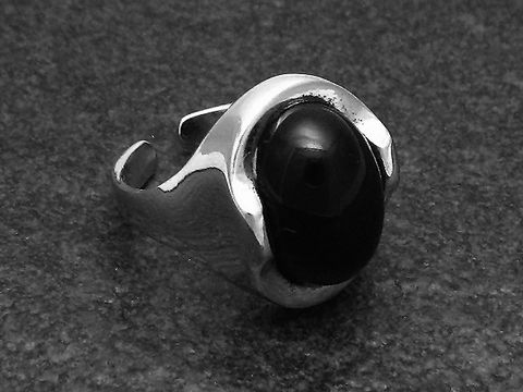 Silberring aus rhodiniertem Metall mit einem beeindruckenden, großen Onyx-Stein. Der Ring ist verstellbar und wurde vom Juwelier Harnisch hergestellt.