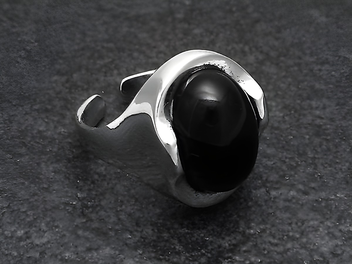 Silberring aus rhodiniertem Metall mit einem beeindruckenden, großen Onyx-Stein. Der Ring ist verstellbar und wurde vom Juwelier Harnisch hergestellt.
