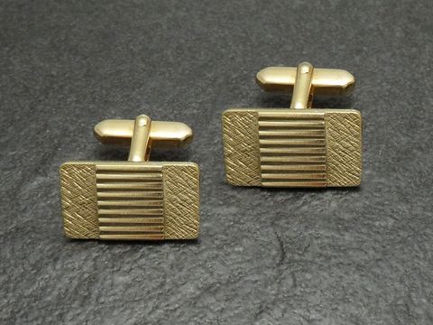 Vergoldete Manschettenknöpfe im klassischen Design, Hersteller: Juwelier Harnisch, goldfarben mit gestreifter und strukturierter Oberfläche, ideal für elegante Anlässe.