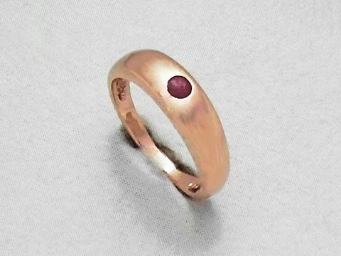 Taufring aus Roségold 333 mit echtem Rubin, kindgerechtes Design, ideal für die Taufe, Hersteller Juwelier Harnisch, zartes Schmuckstück für besondere Anlässe.