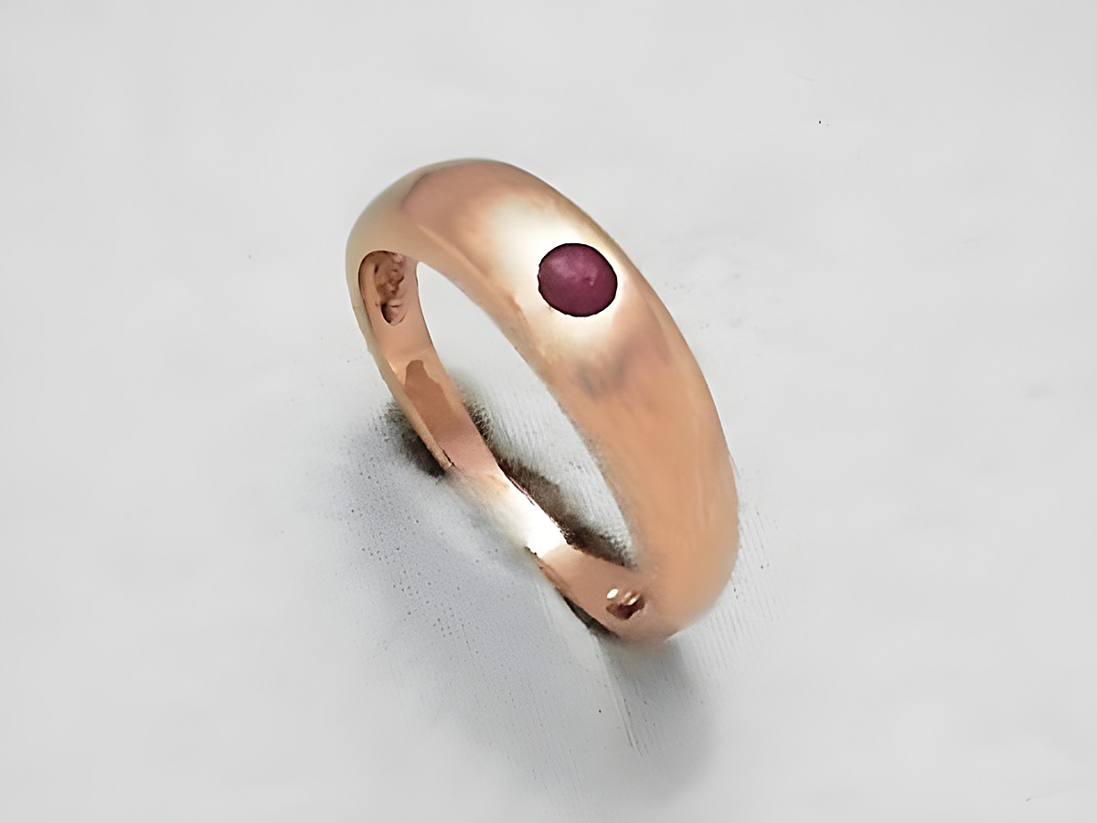 Taufring aus Roségold 333 mit echtem Rubin, kindgerechtes Design, ideal für die Taufe, Hersteller Juwelier Harnisch, zartes Schmuckstück für besondere Anlässe.