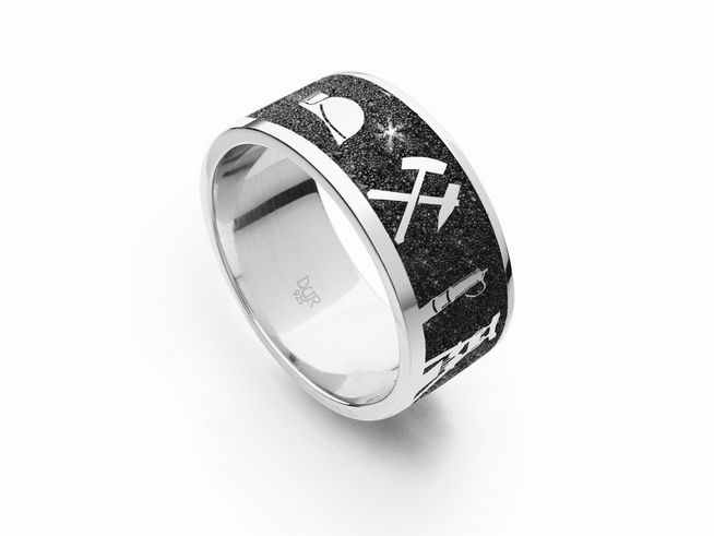 Ein breiter Ring aus Sterling Silber mit Lavasand-Oberfläche, verziert mit Symbolen aus dem Ruhrgebiet, erhältlich in Größe 58. Hersteller DUR, Modell R4785.58.