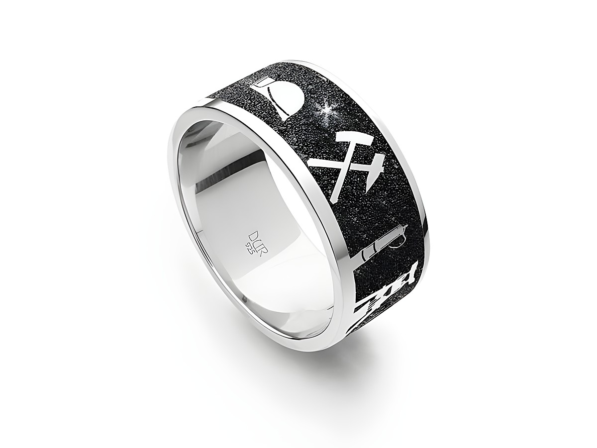 Ein breiter Ring aus Sterling Silber mit Lavasand-Oberfläche, verziert mit Symbolen aus dem Ruhrgebiet, erhältlich in Größe 58. Hersteller DUR, Modell R4785.58.
