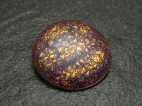 Violet-gelbe Emaille Brosche MIX-IT von Juwelier Harnisch mit einer einzigartigen, strukturierten Oberfläche, die Vintage-Charme ausstrahlt und jeden Look ergänzt.