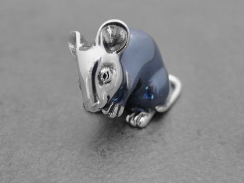 Silberne Mausfigur stehend aus rhodinierten Echtsilber, plastisch gestaltet mit Details, 24,5 mm, hergestellt von Juwelier Harnisch. Elegantes und dezentes Design.