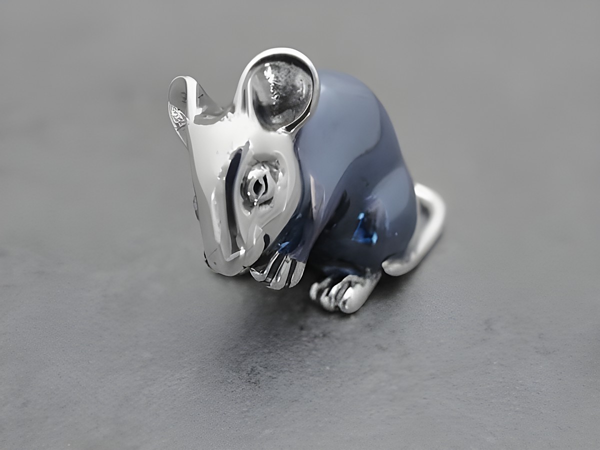 Silberne Mausfigur stehend aus rhodinierten Echtsilber, plastisch gestaltet mit Details, 24,5 mm, hergestellt von Juwelier Harnisch. Elegantes und dezentes Design.