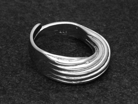 Silberring rho ELEGANT in verstellbarer Größe, Hersteller Juwelier Harnisch, rhodiniert ohne Stein, geschwungenes Design mit mehreren Rillen.