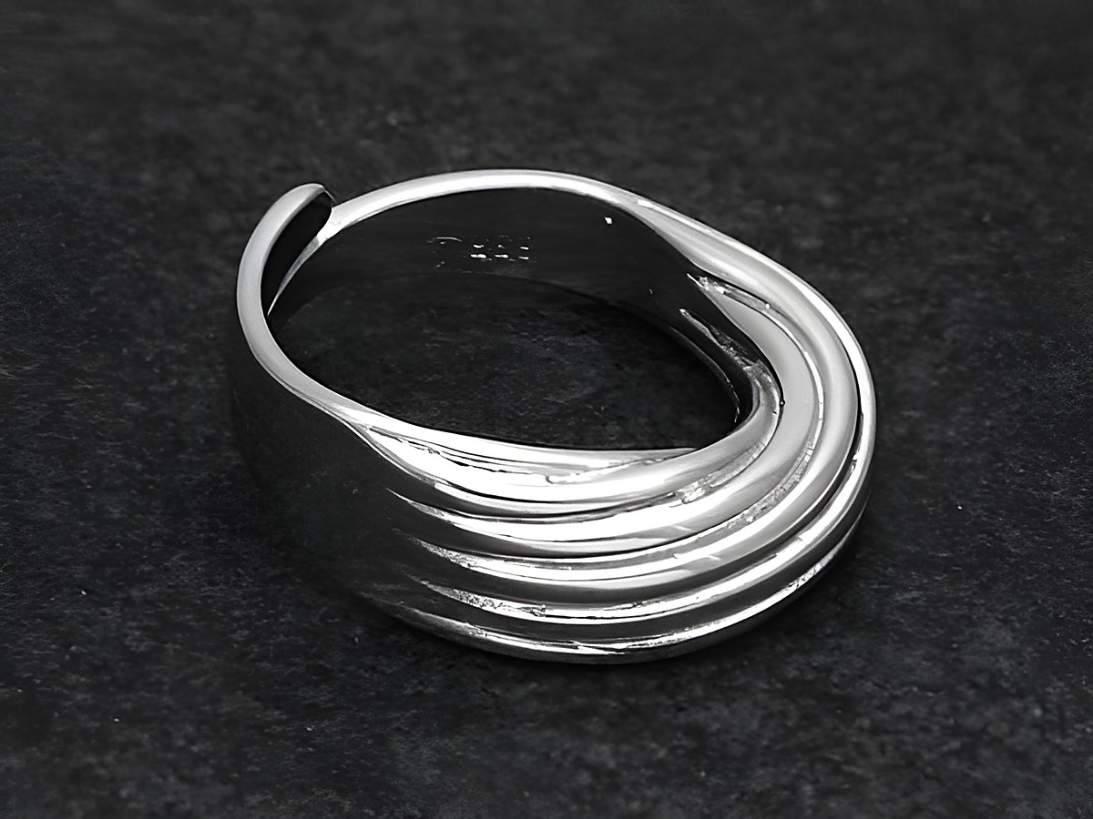 Silberring rho ELEGANT in verstellbarer Größe, Hersteller Juwelier Harnisch, rhodiniert ohne Stein, geschwungenes Design mit mehreren Rillen.