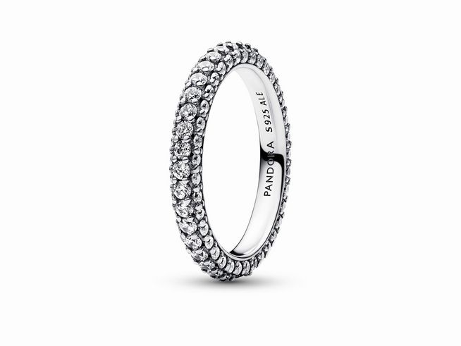 Ein feiner Einreihiger Pavé Ring aus Sterling Silber von Pandora, Größe 58, verziert mit funkelnden Zirkonia-Steinen, hochwertig verarbeitet und elegant im Design.
