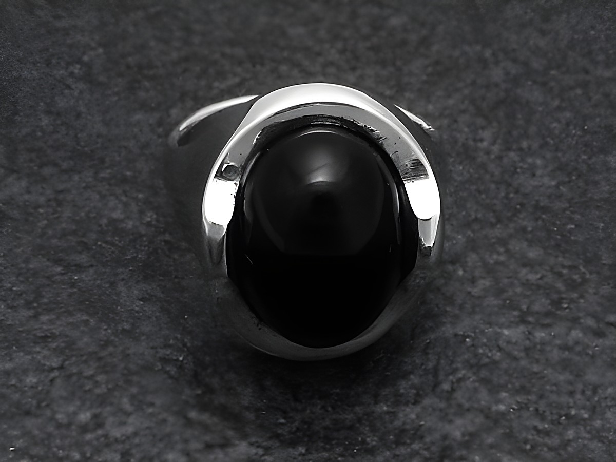 Silberring mit verstellbarer Größe, eindrucksvollem Onyxstein, rhodiniert, Hersteller Juwelier Harnisch, elegant und stilvoll. Ideal für besondere Anlässe oder den täglichen Gebrauch. – Ansicht 2