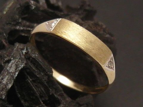 Goldring smart Gold 585 mit Diamant in Gr. 54 vom Hersteller Juwelier Harnisch. Der Ring ist elegant gestaltet und hat eine matte Oberfläche mit funkelnden Diamanten.