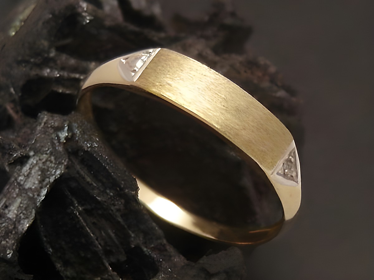 Goldring smart Gold 585 mit Diamant in Gr. 54 vom Hersteller Juwelier Harnisch. Der Ring ist elegant gestaltet und hat eine matte Oberfläche mit funkelnden Diamanten.