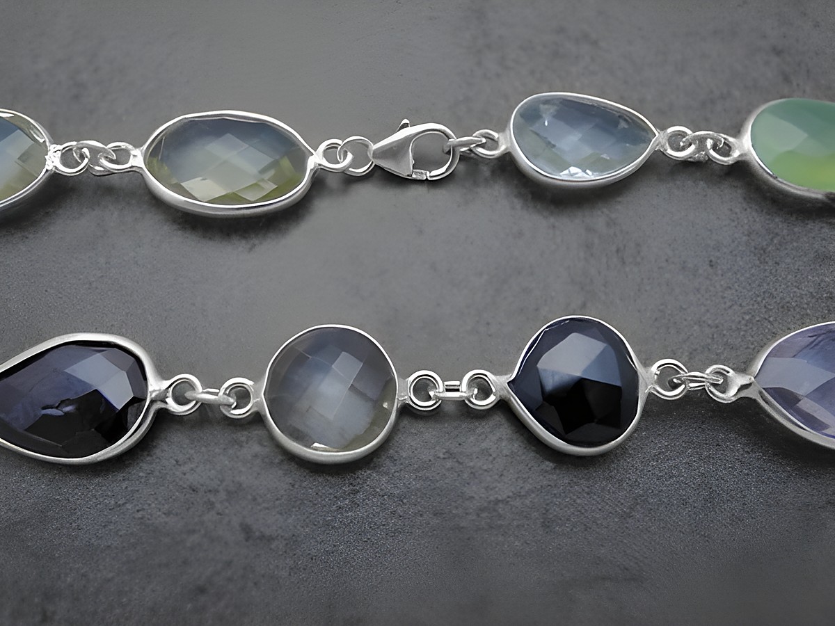 Multisteine Silber Kette zeitlos mit buntem Achat und Karabiner, 100 cm lang, Hersteller Juwelier Harnisch, elegantes Mittelteil des Colliers. – Ansicht 2