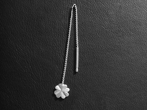 Silber Ohrring in Kleeblattform, interessanter Ohrhänger, 1 Stück, Hersteller Juwelier Harnisch, Einzelohrringe, perfekt für jeden Anlass.
