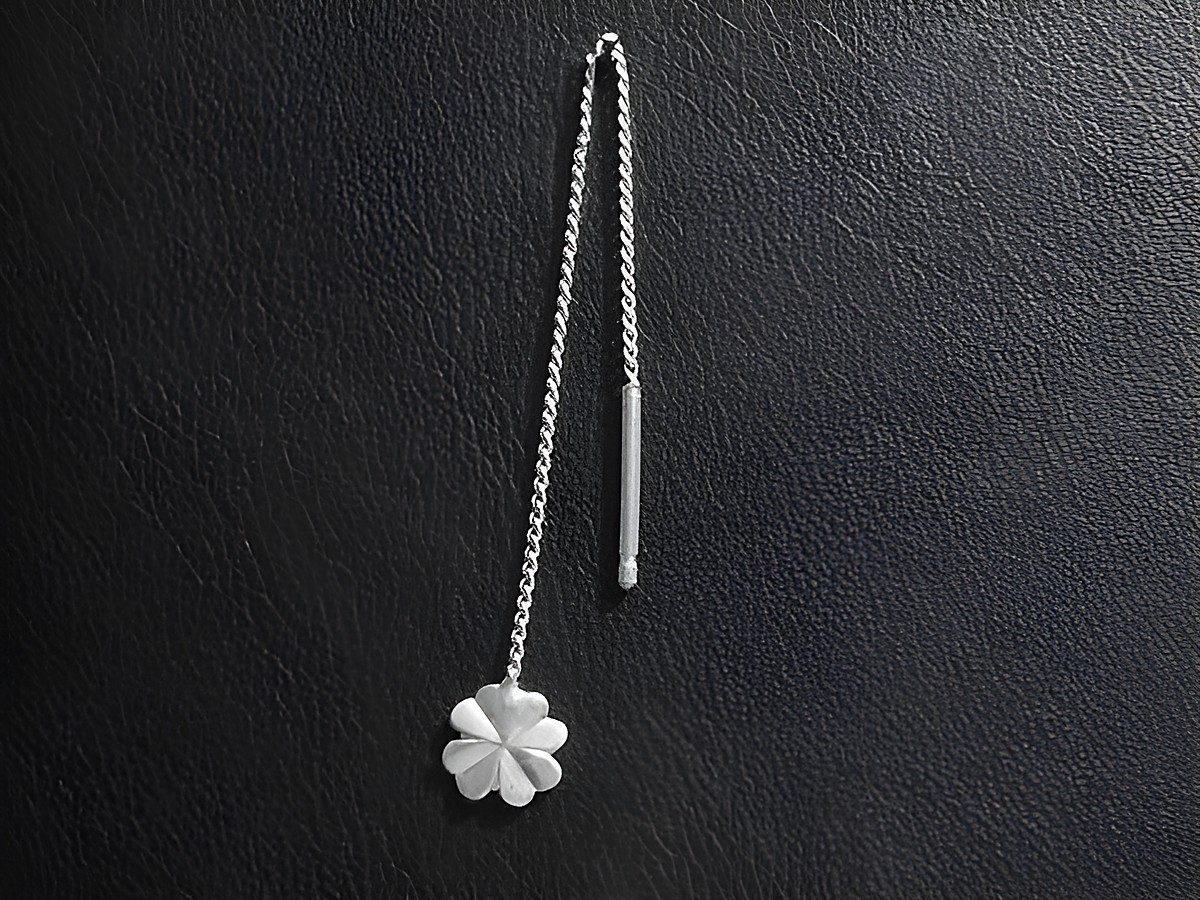 Silber Ohrring in Kleeblattform, interessanter Ohrhänger, 1 Stück, Hersteller Juwelier Harnisch, Einzelohrringe, perfekt für jeden Anlass.