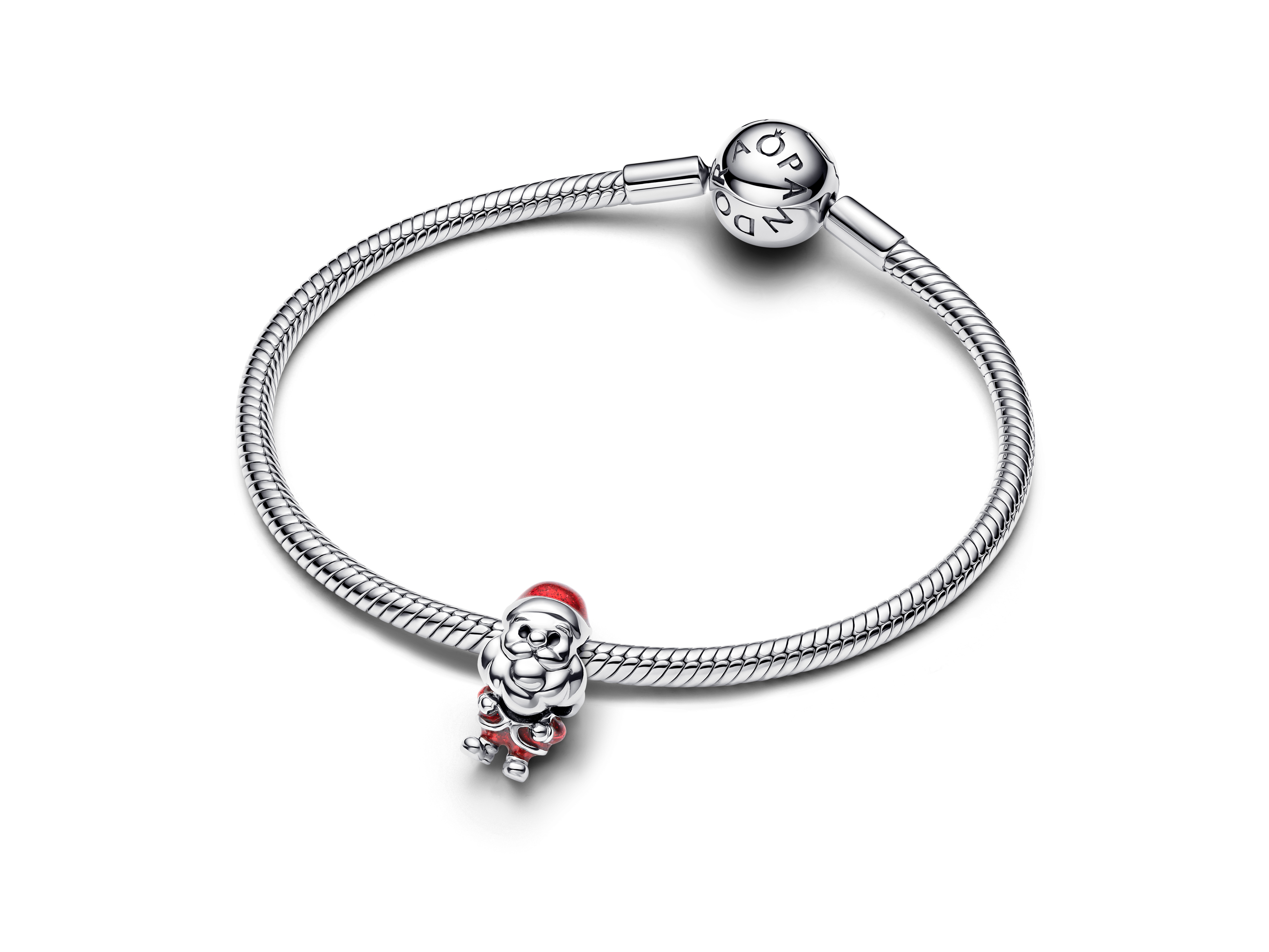 Ein silberner Pandora Charm in Form eines beweglichen Weihnachtsmanns mit glitzernder roter Emaille ist an einem feinen Armband angebracht, ideal für die festliche Jahreszeit.