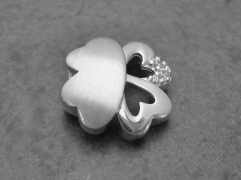 Sterling Silber Anhänger in Form eines Glückskleeblatts mit Zirkonia in weiss, von Juwelier Harnisch, symbolischer Glücksbringer.