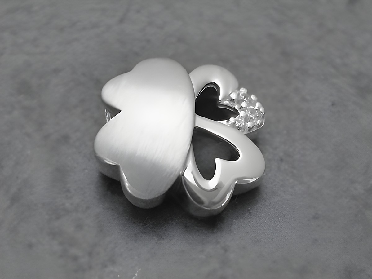 Sterling Silber Anhänger in Form eines Glückskleeblatts mit Zirkonia in weiss, von Juwelier Harnisch, symbolischer Glücksbringer.