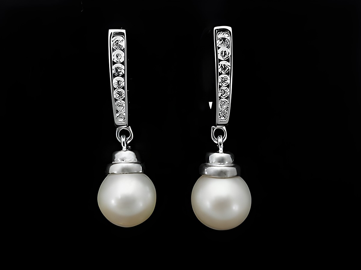 Silber Ohrringe mit Süßwasser Zuchtperlen und Zirkonia, eleganter Ohrhänger des Herstellers Juwelier Harnisch, zeitloses Design aus edlen Materialien.