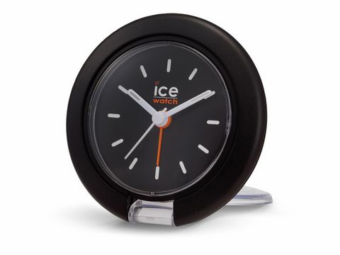 Reisewecker von Ice-Watch in Schwarz mit einem Durchmesser von 7,5 cm, klarer Zifferblattgestaltung und orangefarbener Sekundezeiger, ideal für Reisen und den modernen Alltag.