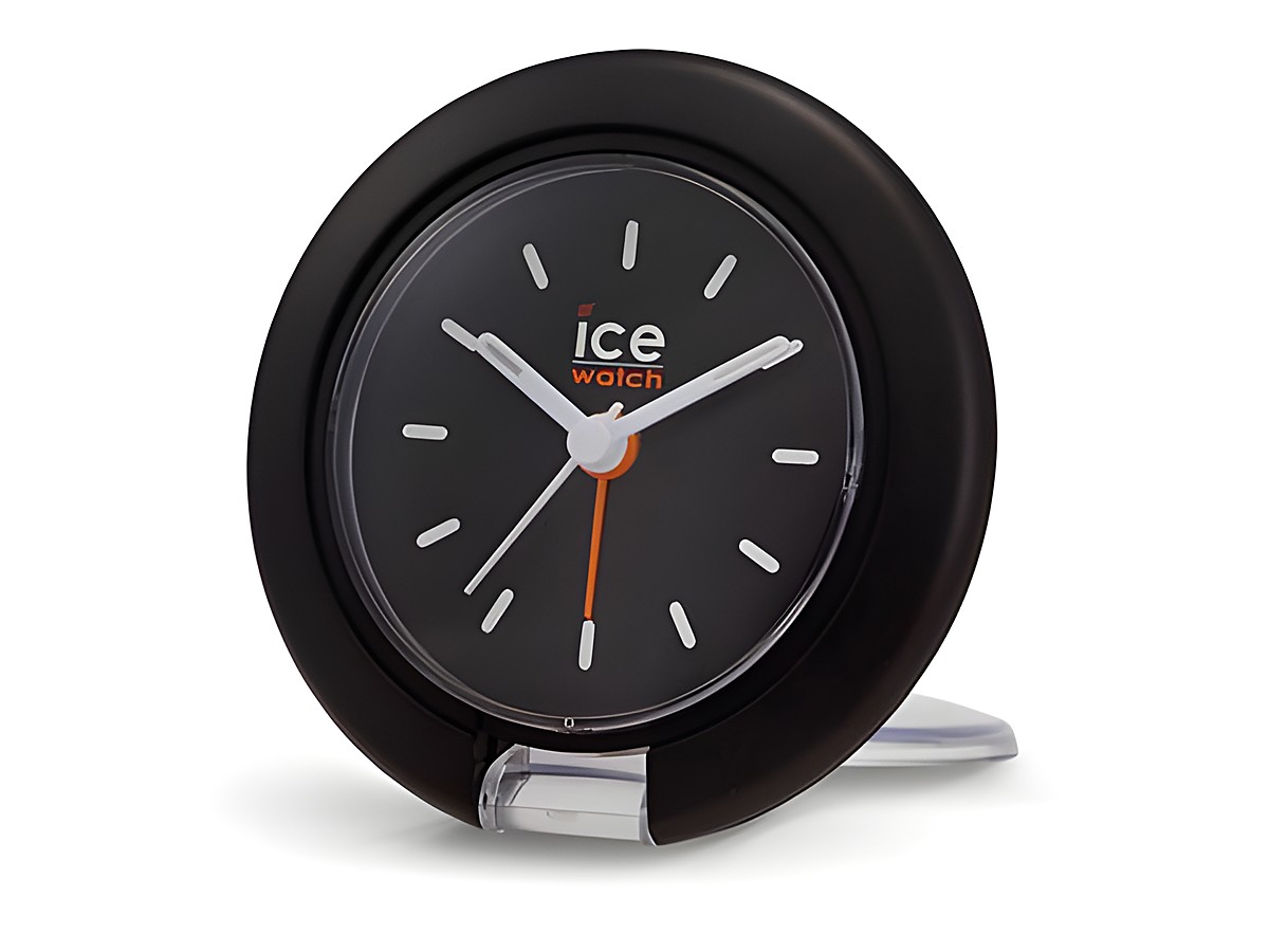 Reisewecker von Ice-Watch in Schwarz mit einem Durchmesser von 7,5 cm, klarer Zifferblattgestaltung und orangefarbener Sekundezeiger, ideal für Reisen und den modernen Alltag.