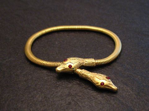 Schlangen Y Armband gut vergoldet 17 cm -City- Pink- von Juwelier Harnisch, mit dekorativen Schlangenköpfen und roten Steinakzenten, elegant und stilvoll für besondere Anlässe.