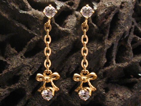 Ohrringe verspielt Gold Ohrhänger Zirkonia von Juwelier Harnisch mit einem elegantem Design und funkelndem Stein, ideal für besondere Anlässe oder als schönes Accessoire.