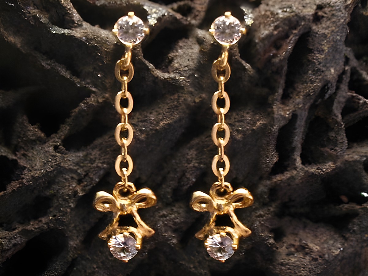 Ohrringe verspielt Gold Ohrhänger Zirkonia von Juwelier Harnisch mit einem elegantem Design und funkelndem Stein, ideal für besondere Anlässe oder als schönes Accessoire.