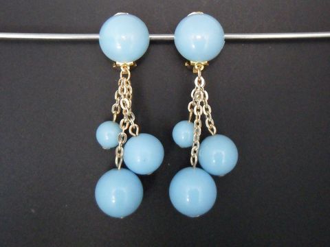 71891-0 Ohrclip in himmelblau mit goldfarbenen Elementen aus Kunstharz. Der Clip zeigt eine elegante Tropfenform mit mehreren miteinander verbundenen Kugeln. Hersteller: Juwelier Harnisch.