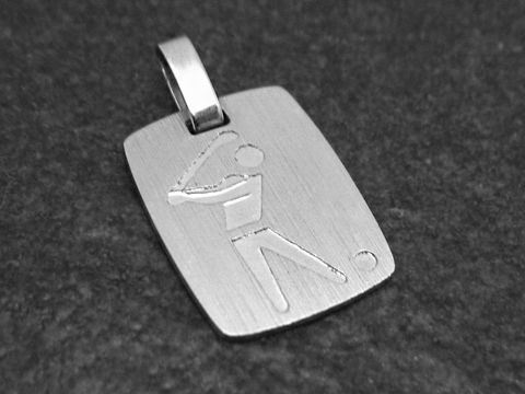 Silberner Anhänger mit graviertem Golfer in Aktion, ideal als Geschenkidee für Golfsportliebhaber, Hersteller Juwelier Harnisch.