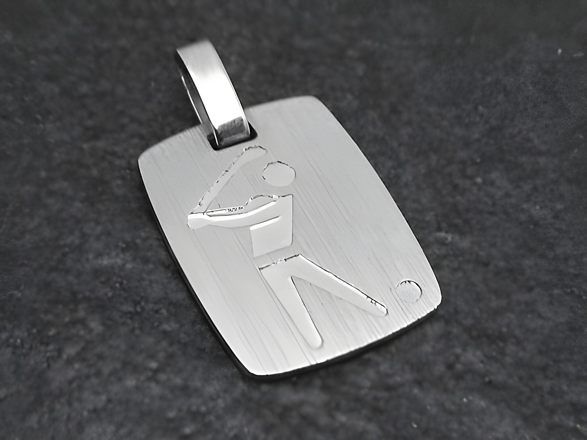 Silberner Anhänger mit graviertem Golfer in Aktion, ideal als Geschenkidee für Golfsportliebhaber, Hersteller Juwelier Harnisch.