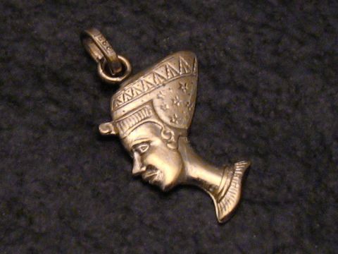 Nofretete Gold Anhänger 333 aus Ägypten, Detailreich verziert, zeigt das Antlitz der Königin Nofretete, elegantes Schmuckstück von Juwelier Harnisch.