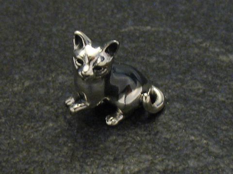 Silberne Katze stehend, plastisch gestaltet mit einer Größe von 20 mm, hergestellt von Juwelier Harnisch, ideal alsDekoration oder Sammlerstück.