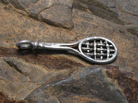 Tennisschläger 925 Sterling Silber Anhänger von Juwelier Harnisch, sportliches Design, passend für Tennisliebhaber. Ideal als Schmuckstück oder Geschenk für sportliche Anlässe.