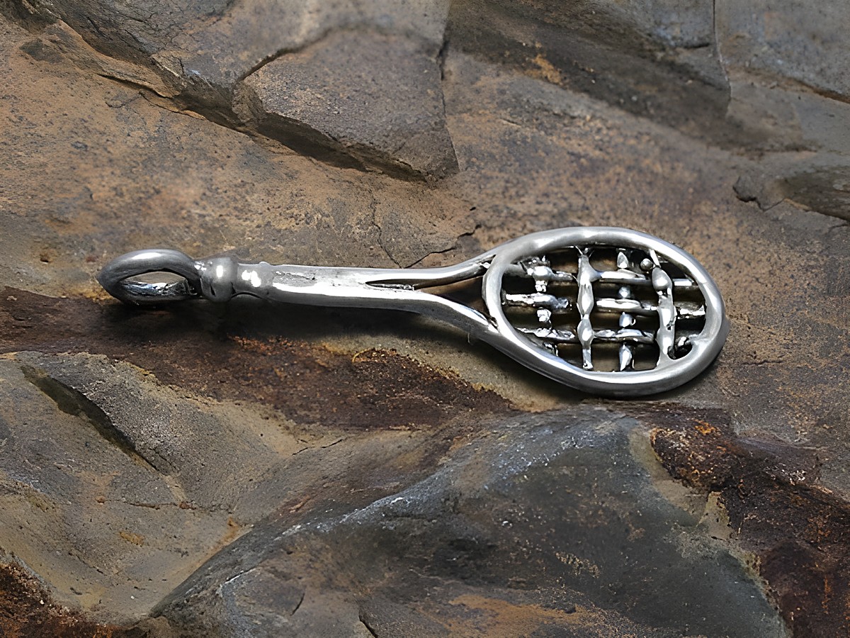 Tennisschläger 925 Sterling Silber Anhänger von Juwelier Harnisch, sportliches Design, passend für Tennisliebhaber. Ideal als Schmuckstück oder Geschenk für sportliche Anlässe.