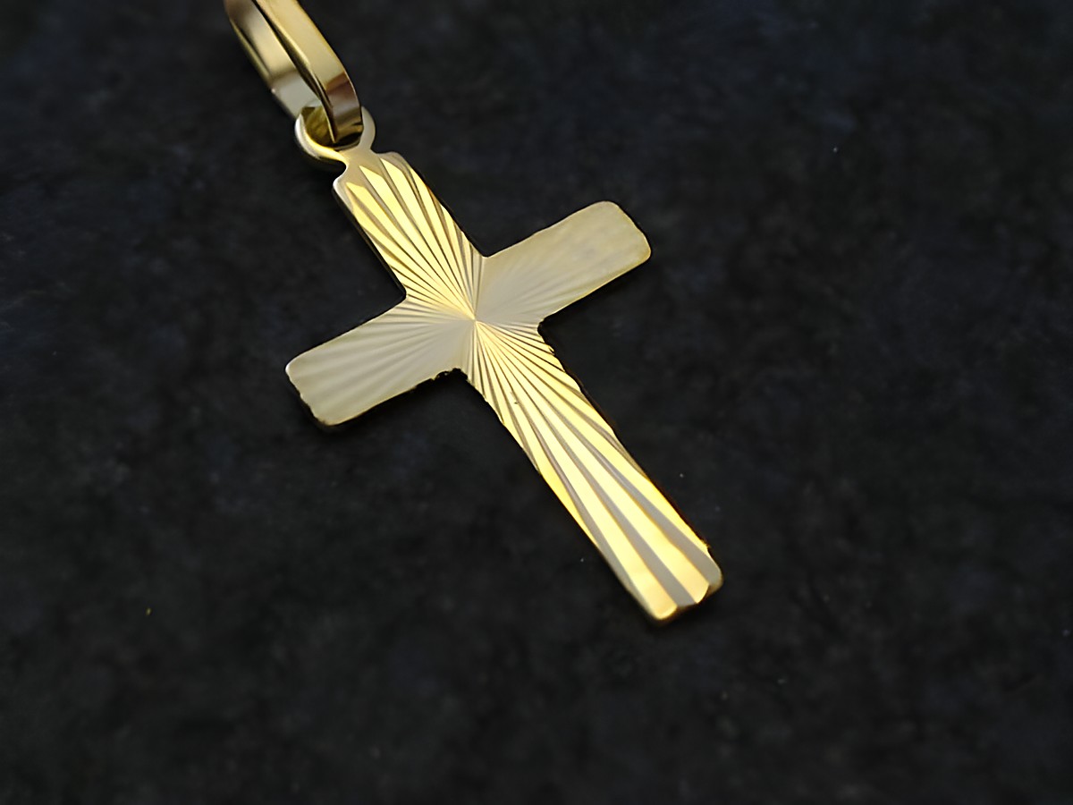 Kleines Goldkreuz mit Diamantschliff in Gold 333 von Juwelier Harnisch, klassisches Design mit strukturierter Oberfläche und dezentem Glanz. Ideal als zeitloses Schmuckstück.