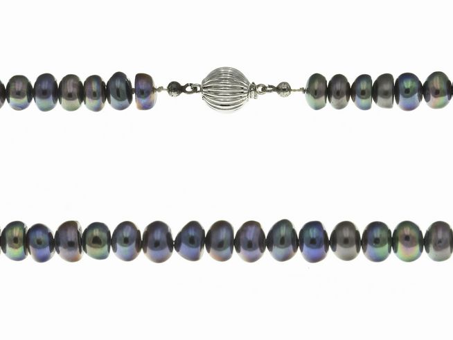 Perlenkette mit einer Länge von 44 cm in Aubergine farbend aus Süßwasser Zuchtperlen, hergestellt von Juwelier Harnisch, in bunten Farben gestaltet, elegant und zeitlos.