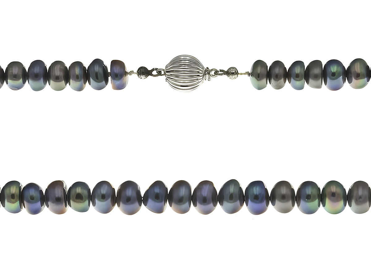 Perlenkette mit einer Länge von 44 cm in Aubergine farbend aus Süßwasser Zuchtperlen, hergestellt von Juwelier Harnisch, in bunten Farben gestaltet, elegant und zeitlos.